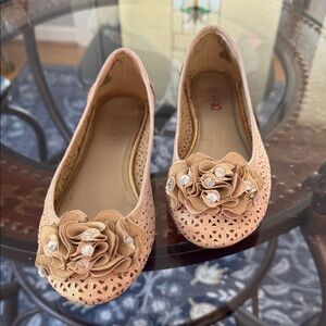 Chic Women's Cream Flats with Floral Embellishment. Size 6